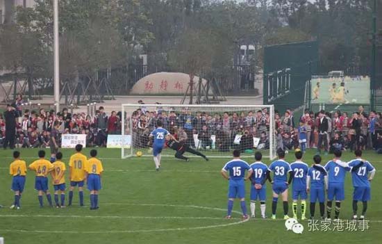 Local kids run rings around CCTV hosts in Zhangjiagang soccer match