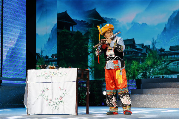 Zhangjiagang volunteers show artistic talent