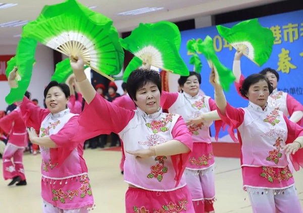 Senior citizens celebrate Spring Festival in Zhangjiagang