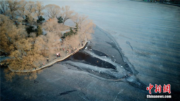 Winter swimming enthusiasts flock to Beiling Lake