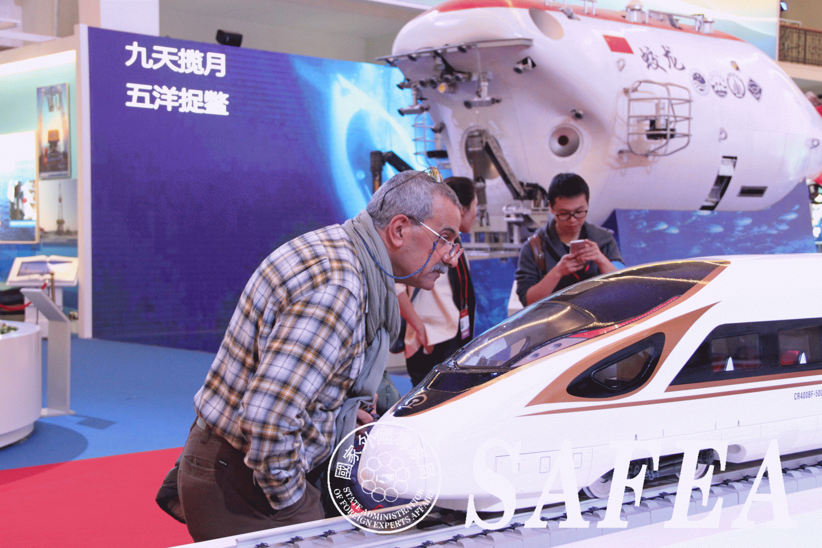 Foreign experts visit exhibition on China’s achievements in the past five years