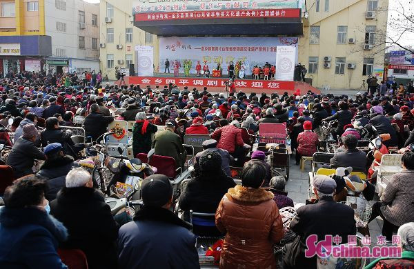 Watching folk opera in Jinxiang