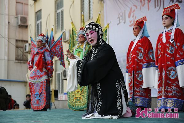 Watching folk opera in Jinxiang