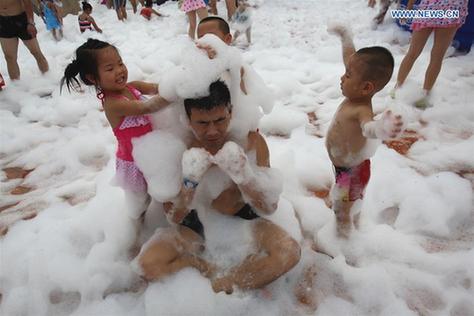 People participate in bubble carnival, E China