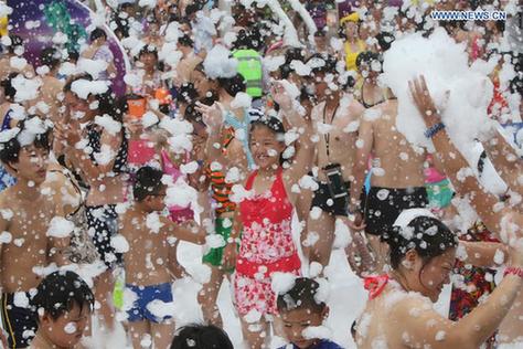 People participate in bubble carnival, E China