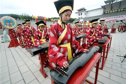 Celebrating Confucius' birthday in his hometown