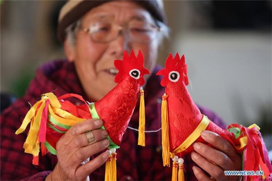 Shandong folk artist makes rooster dolls