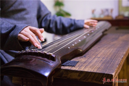 A Hanfu enthusiast in modern Qingdao