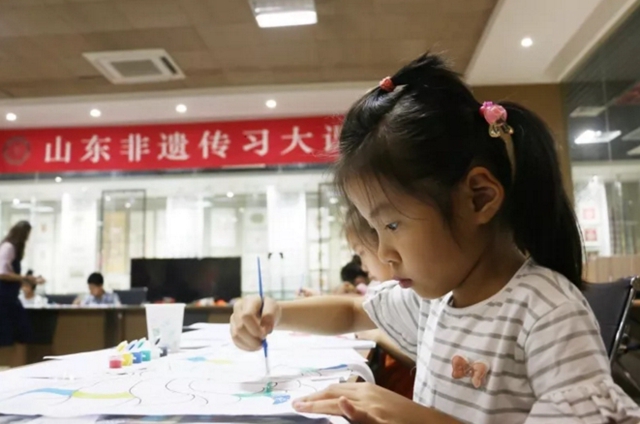 Kids learn painting kites in Shandong