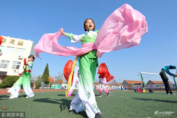 Yangko dance enriches school life in Qingdao