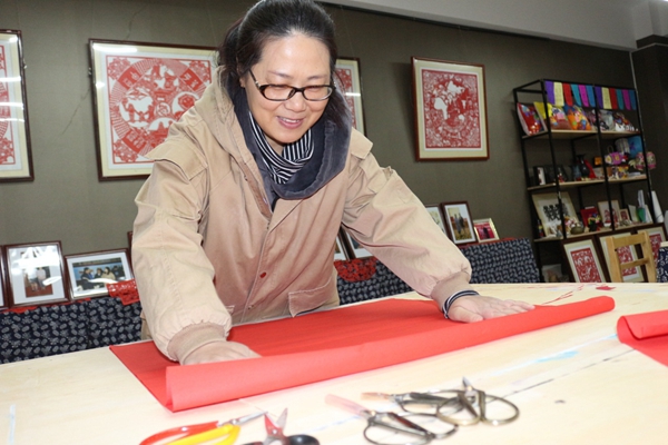 Paper-cutting master shows exquisite craftsmanship