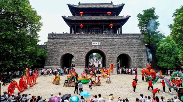 Taierzhuang ancient town celebrates Dragon Boat Festival