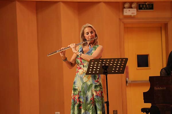 International musicians perform at Qingdao music event