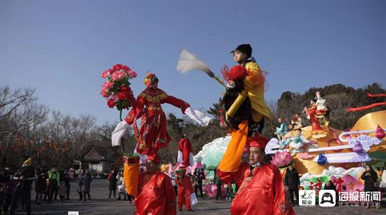 Lantern show dazzles visitors in Yantai