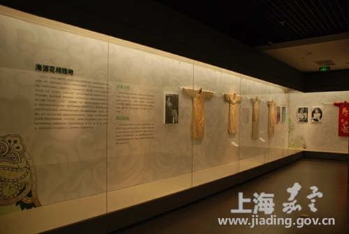 Jiading Museum unveils cheongsam show