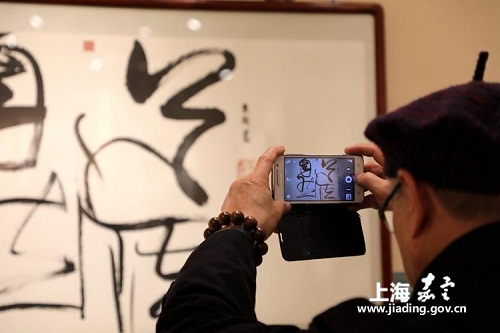 Art exhibition enriches Jiading workers' cultural lives