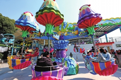 Amusement park in Century Park reopens