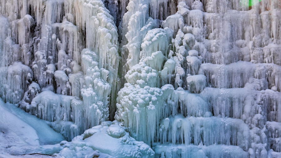 Marvelous spectacle of icefall on Mount Tai