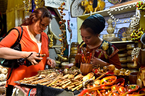 Xinjiang's International Grand Bazaar attracts tourists