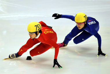 China's Wang Meng (Red) compete during the women's 1,000m finals at the world short-track team speed skating championships in Northeast China's Harbin of Heilongjiang Province. [Xinhua] 