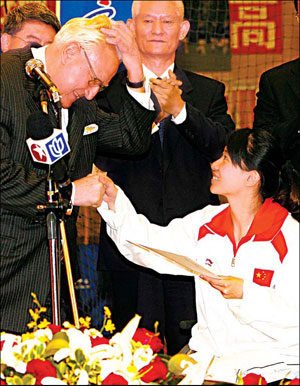 French Senate President Christian Poncelet greets Jin Jing as he delivers a letter of invitation from French President Nicholas Sarkozy to the wheelchair fencer in Shanghai Monday. [China Daily]