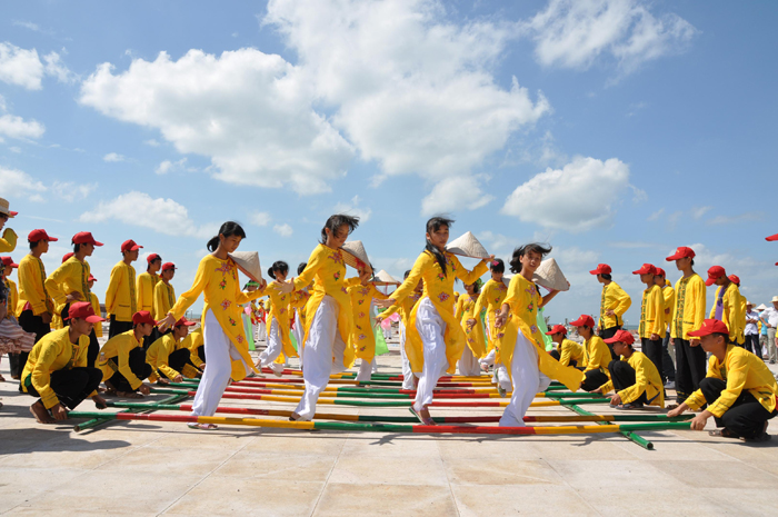 Fang Chenggang: The Oriental Hawaii