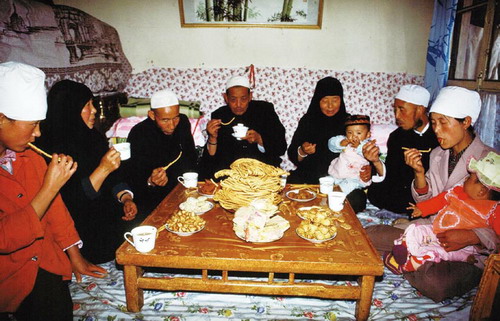 Friendship blossoms between Hui and Han in Ningxia's farmlands