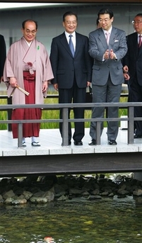 Premier Wen in Kyoto, enjoys tea