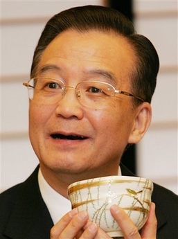 Premier Wen in Kyoto, enjoys tea