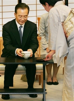 Premier Wen in Kyoto, enjoys tea