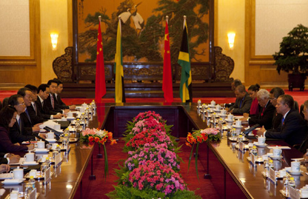 Premier Wen toasts with Jamaica's PM Golding