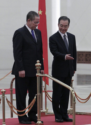 Premier Wen toasts with Jamaica's PM Golding