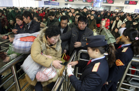 China embraces Spring Festival travel peak