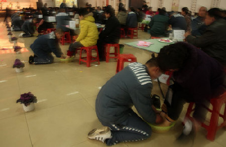 Prisoners wash mothers' feet ahead of Int'l Women's Day