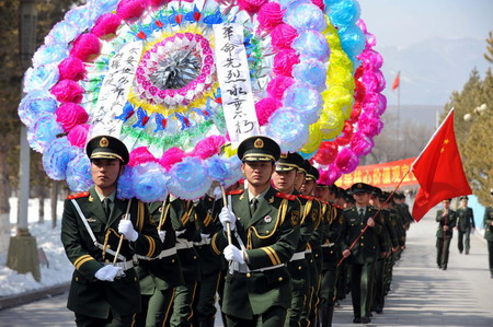 Soldiers pay tribute to martyrs in Xinjiang