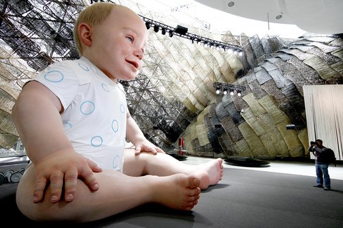 Giant 'bebe' unveiled at Spanish pavilion