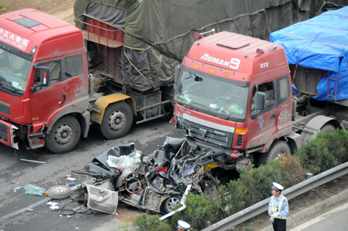 5 school children among dead in highway crash