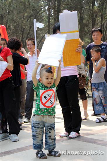 Volunteers promote World No Tobacco Day in E China