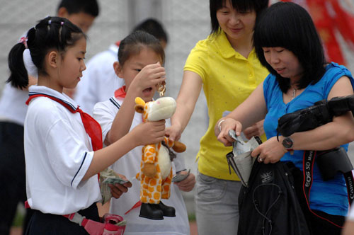 Pupils learn recycling at open-air flea market