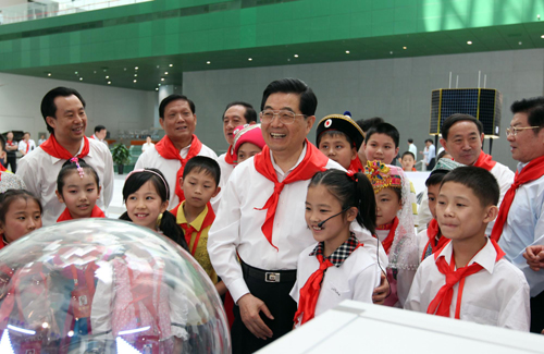 President Hu urges all-round development for children