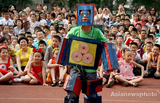 Pupils dress 'green' at fashion show in E China