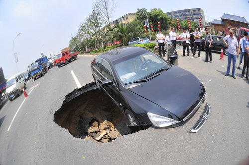 Car stuck in collapsing road