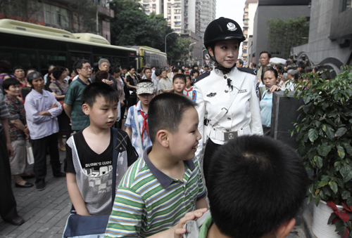 Female police go on duty in Chongqing