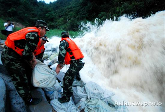 Reservoir water overflows, flooding villages in Jiangxi