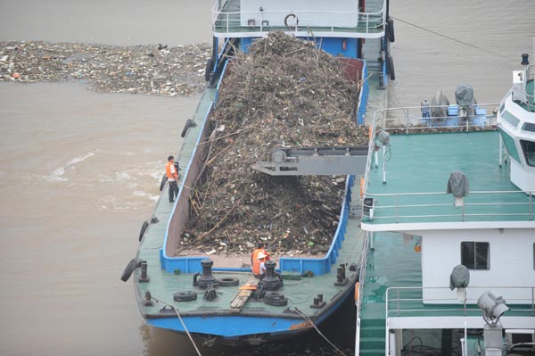 Clean-up vessels on the move near Three Gorges