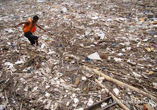 Floating garbage drifts to Three Gorges Reservoir