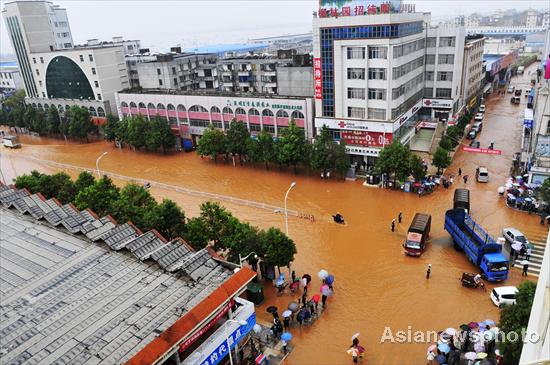 Rain-triggered flood hits Yunnan