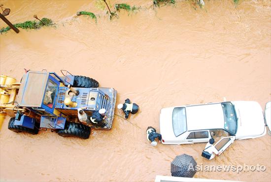 Rain-triggered flood hits Yunnan