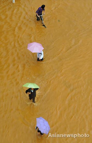 Rain-triggered flood hits Yunnan