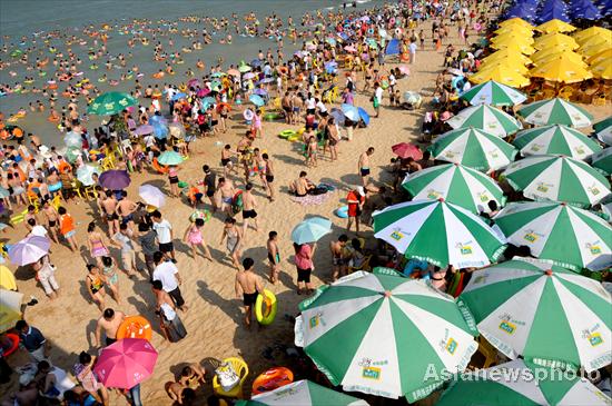 Tourists pack beach in heat wave